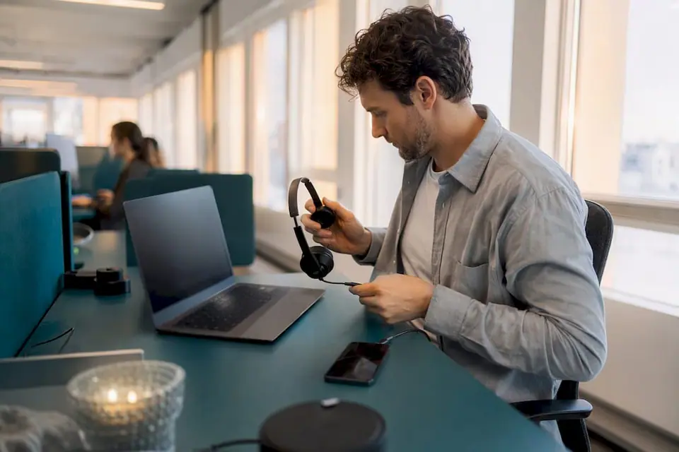 Hand, die ein Headsetkabel für Callcenter verbindet