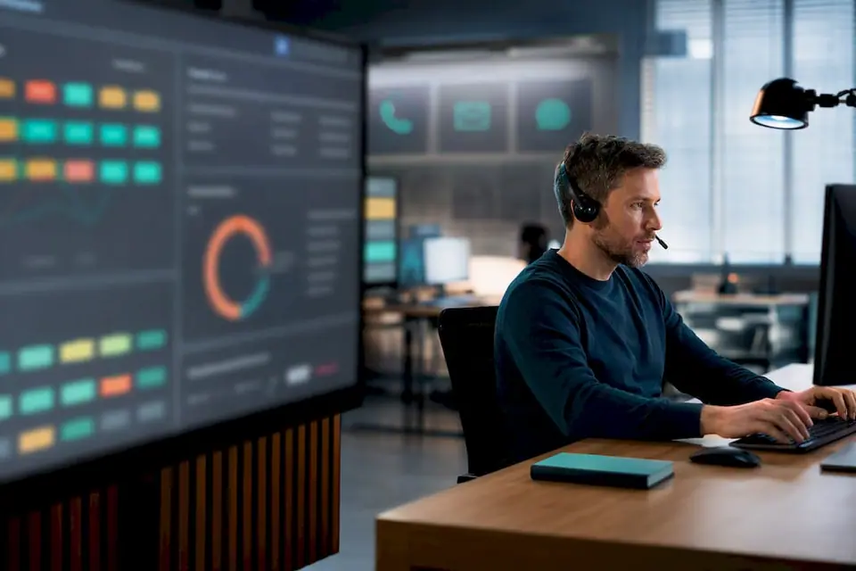 Supportzentrale mit Dashboard-Anzeige