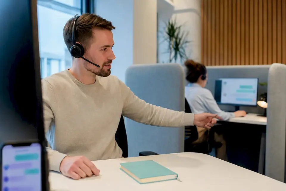 Support-Mitarbeiter übergibt Messenger-Chat an Kollegen