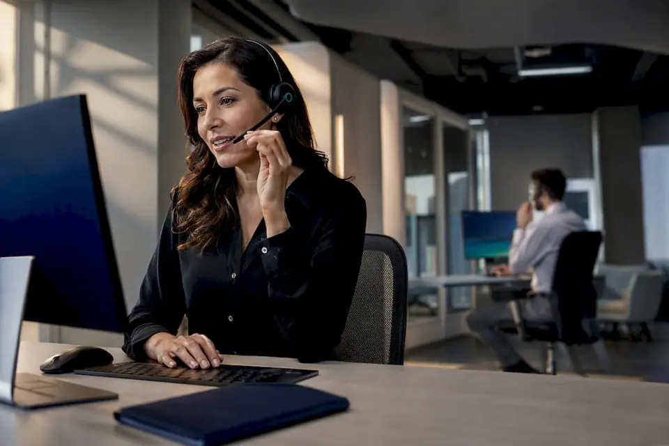 Callcenter-Agent im Wechsel zwischen eingehenden und ausgehenden Anrufen
