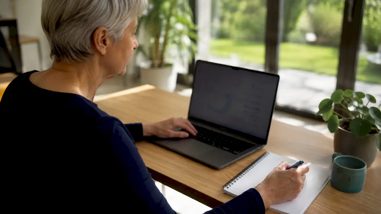 Hände bedienen ein Dashboard mit Support-Daten