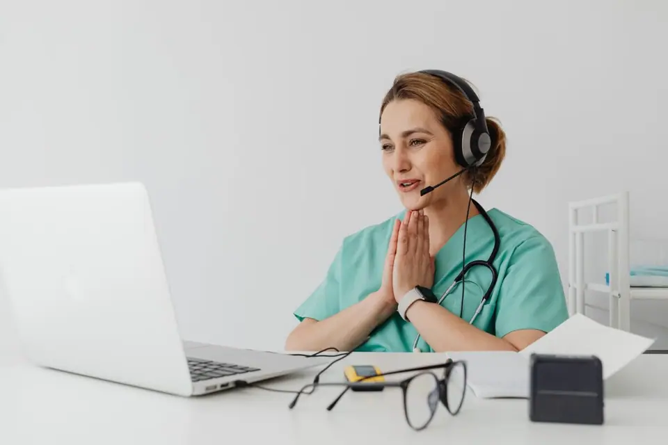 Junge Ärztin behandelt Patienten per Telemedizin.