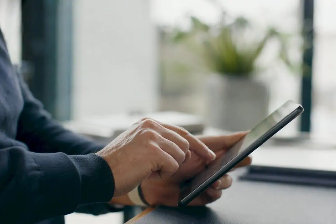 Jemand passt Coaching-Unterlagen direkt am Tablet an.